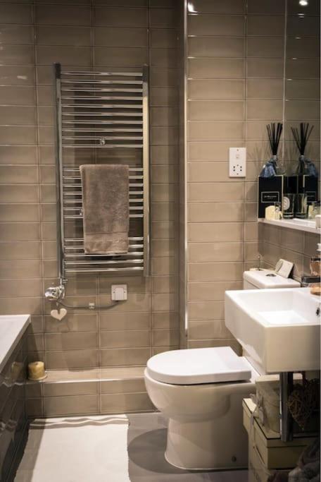 דירות Luxury Modern Apt With Parking On Leigh Broadway מראה חיצוני תמונה