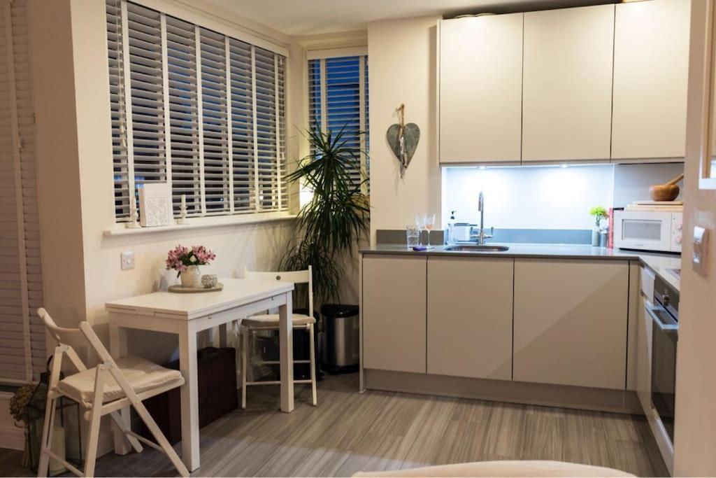 דירות Luxury Modern Apt With Parking On Leigh Broadway מראה חיצוני תמונה