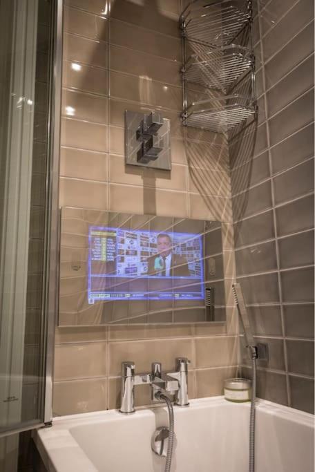 דירות Luxury Modern Apt With Parking On Leigh Broadway מראה חיצוני תמונה