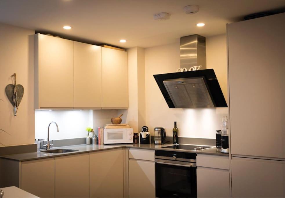 דירות Luxury Modern Apt With Parking On Leigh Broadway מראה חיצוני תמונה