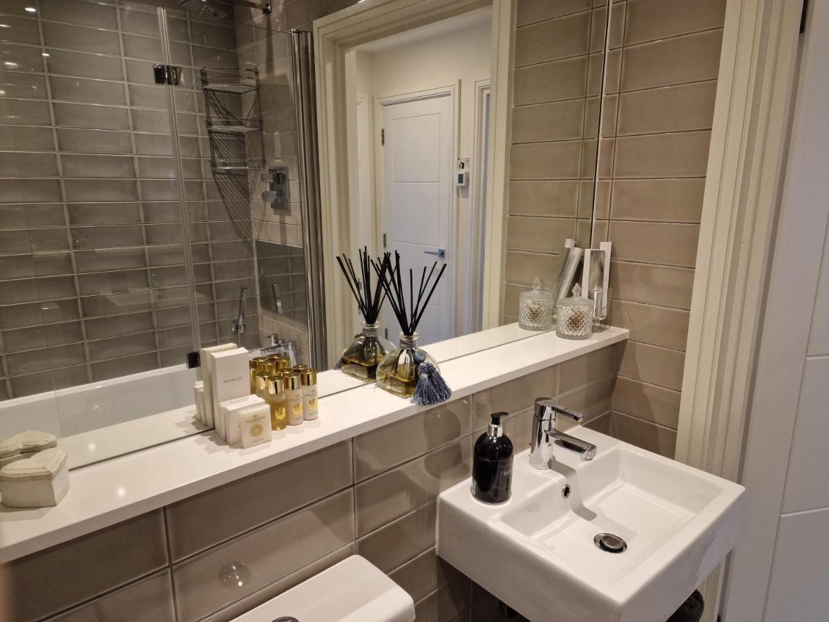 דירות Luxury Modern Apt With Parking On Leigh Broadway מראה חיצוני תמונה